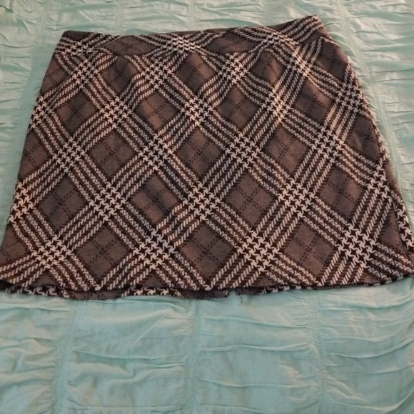 Lane Bryant Dresses & Skirts - LANE BRYANT GREY/BLACK/WHITE HOUNDSTOOTH SKIRT Lane Bryant Dresses & Skirts - LANE BRYANT GREY/BLACK/WHITE HOUNDSTOOTH SKIRT